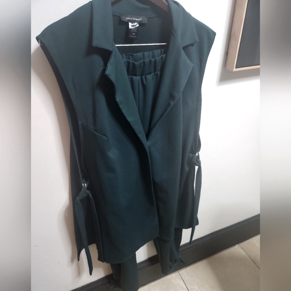 A beautiful Ashley Stuart  two-piece peacock blue pant suit, size 18/20